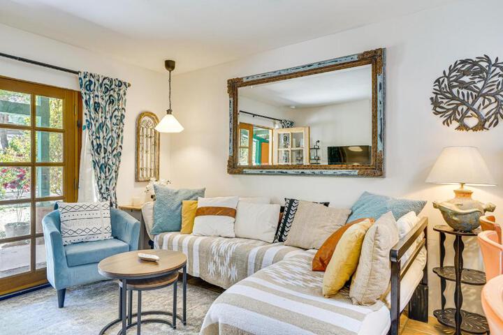 Vibrant Casa Paloma w / Patio - Near Vineyards!