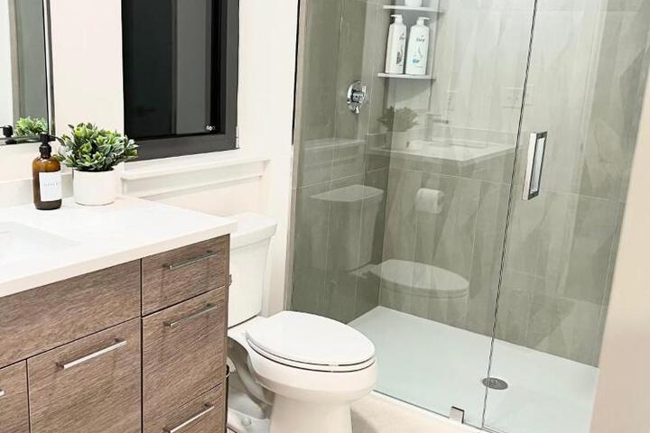 Modern 2 Bed Furnished Apartment in Quincy