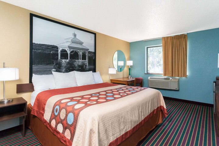 Room 7 of 18