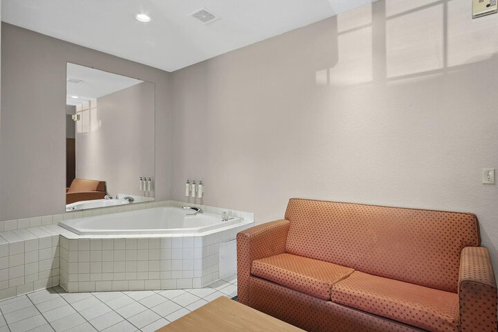 Sonesta Essential Hotels & Suites Kansas City / Blue Springs