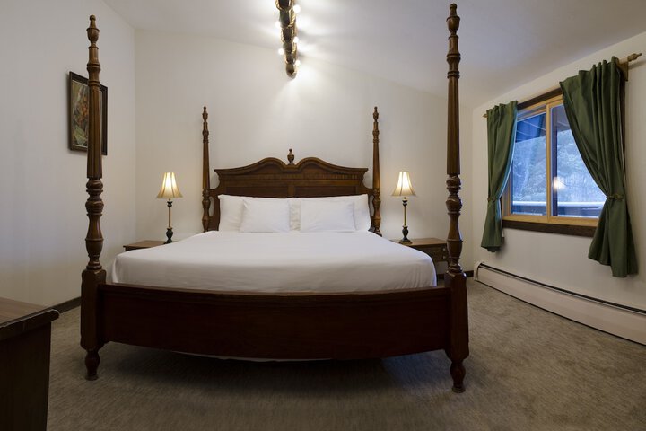 Summit Lodge