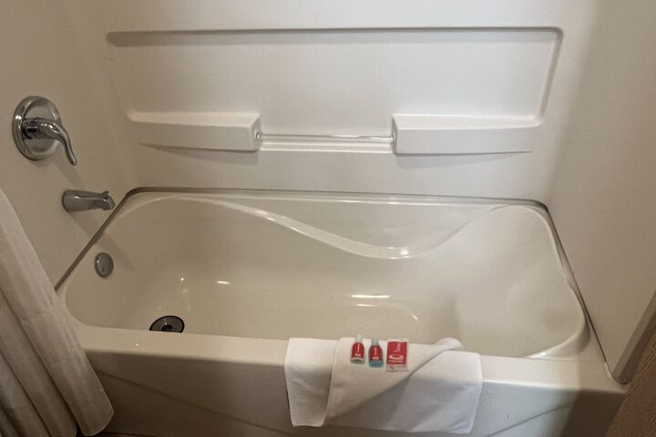 Econo Lodge Inn & Suites Walnut