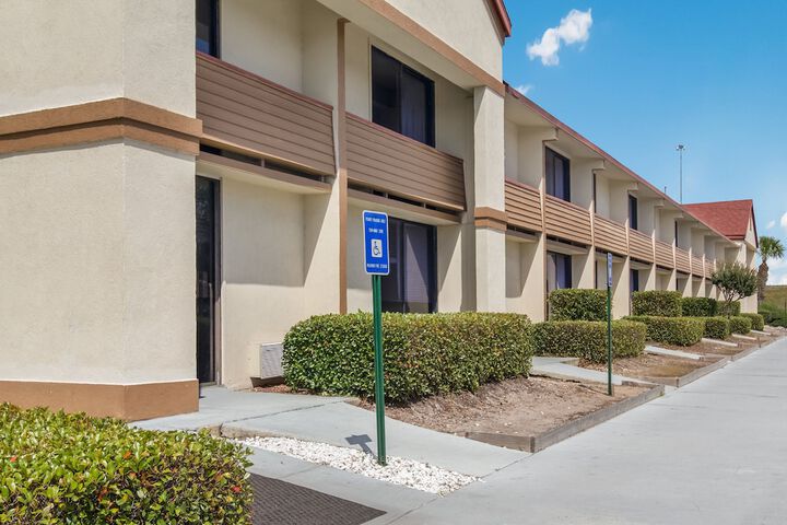 Red Roof Inn & Suites Brunswick I-95