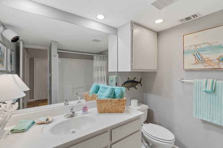 Lakeside Condo Retreat in Horseshoe Bay
