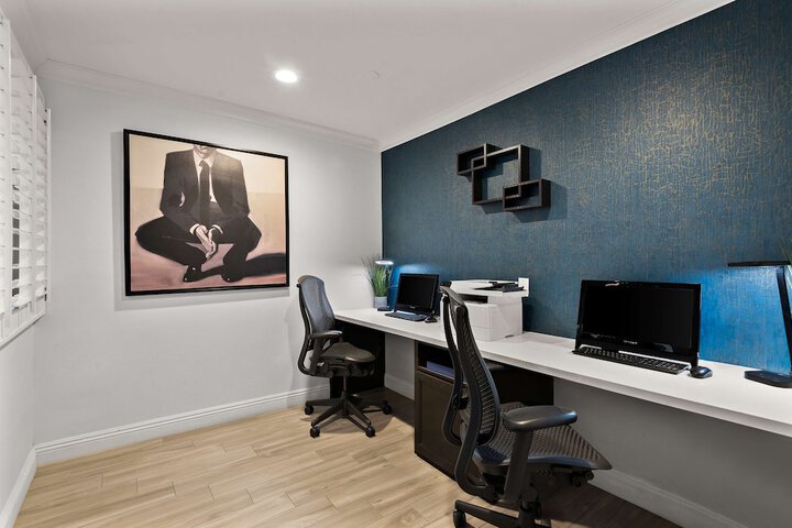 Business Center 40 of 42