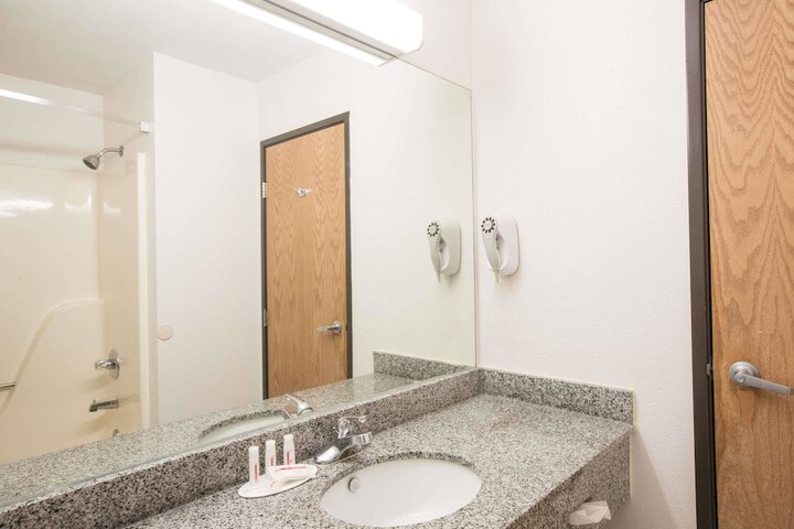 Room 6 of 16