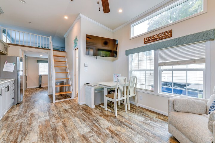 Waterfront Lake Norman Cabin w / Screened Porch!
