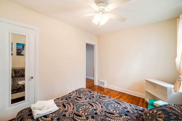 Ferndale Apartment w / Yard - Near the Detroit Zoo!
