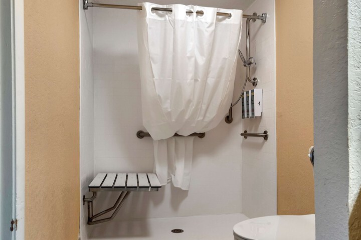 Room 9 of 25