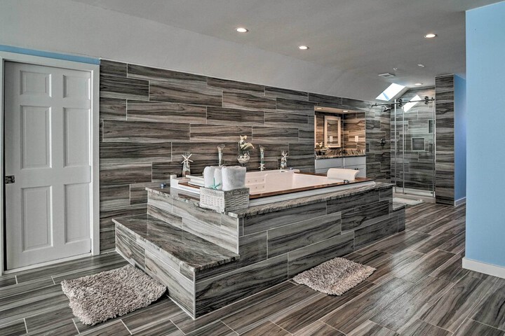 Luxurious Waterfront Home w / Private Pier & Views!