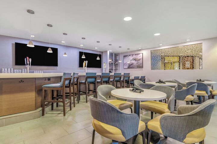 Embassy Suites by Hilton Detroit Metro Airport