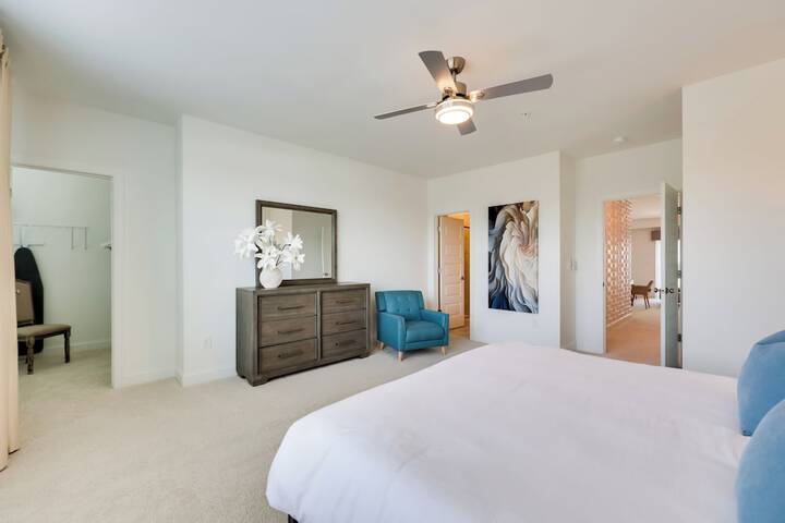 Modern Downtown Apt w / Balcony in Wake Forest!