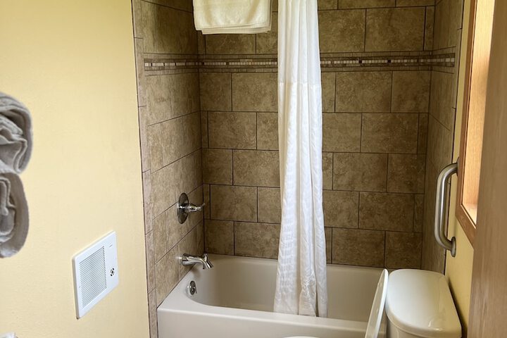 Room 204 of 443
