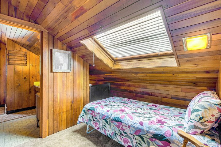 Waterfront Kingston Getaway: Beach Access On-site!