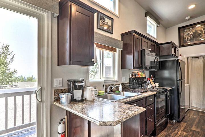 Eureka Tiny Home w / Hot Tub & Community Beach!