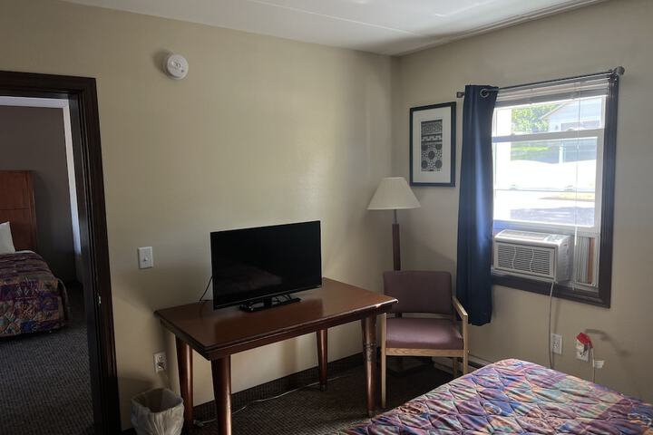 Room 208 of 443