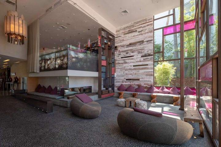 Lounge 57 of 77