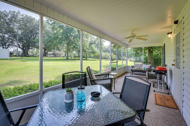 Sunny Florida Escape w / Screened-in Patio & Grill!