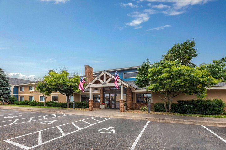 AmericInn by Wyndham North Branch