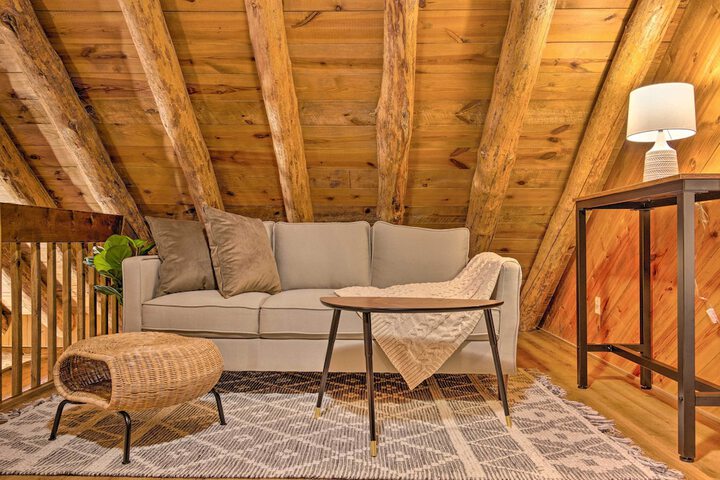 Secluded Cabin w / Spacious Kitchen & Dining Area!
