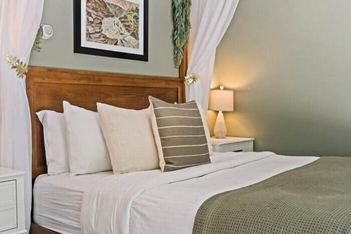 The Aurora Inn & Cottages