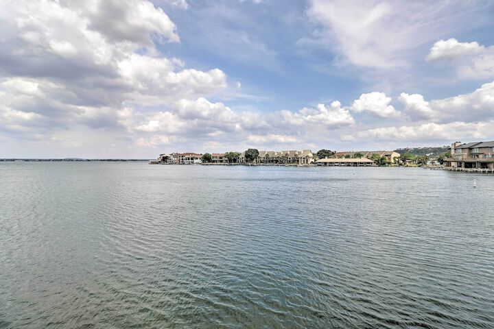 Lake LBJ Condo w / Balcony & Shared Boat Docks