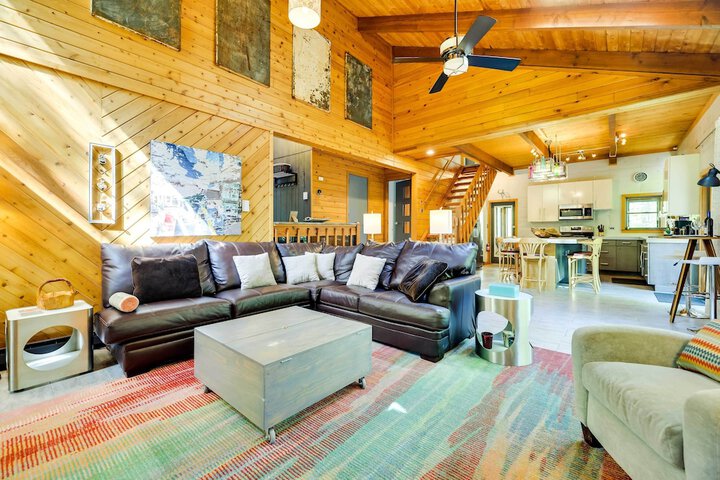 Gorgeous Bushkills Lodge w / Pool Access!