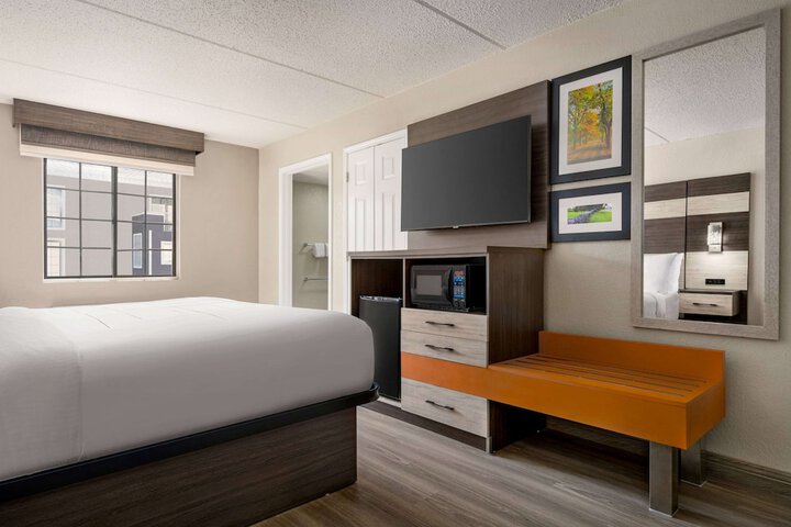Room 13 of 32