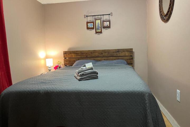 Cozy Apt near BU Lourdes, UHS