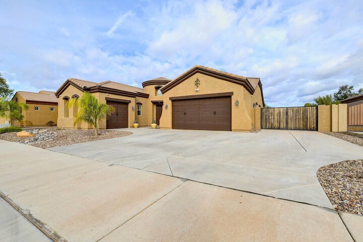 Pool BBQ & Bar: Family Home in Queen Creek