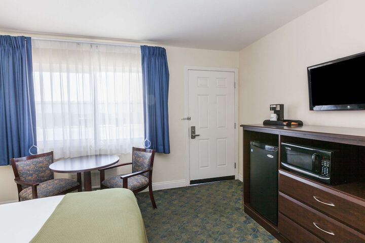 Room 9 of 18
