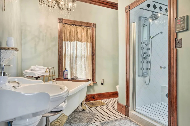 Downtown Lancaster French Victorian Gem!