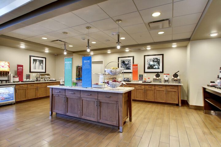 Hampton Inn & Suites Milwaukee West