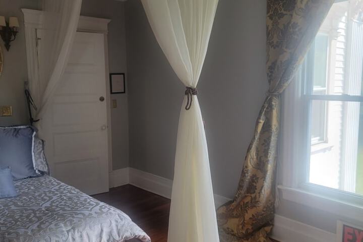 Room 11 of 28