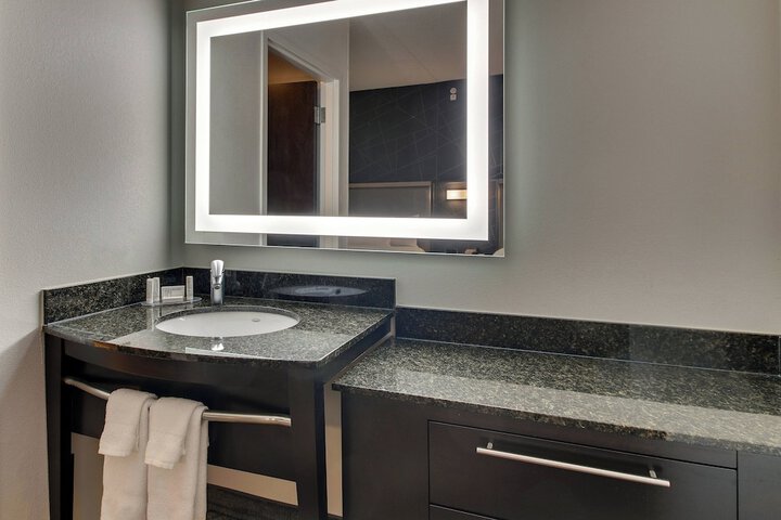 Room 21 of 34
