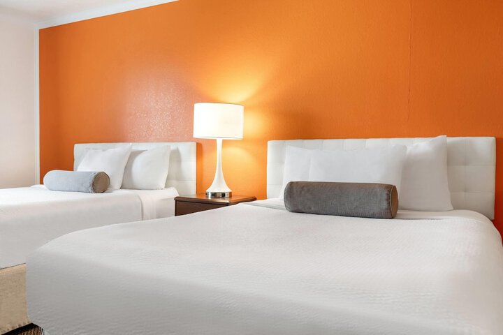 Howard Johnson Hotel & Suites by Wyndham Oacoma