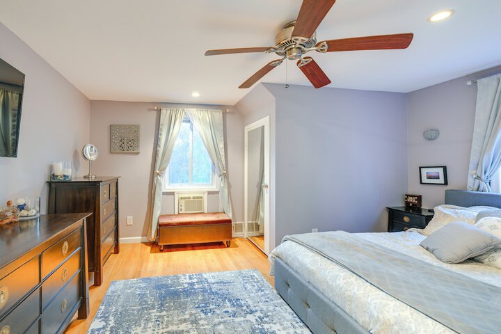 Cozy Dix Hills Apt w / Deck 7 Mi to Beach!