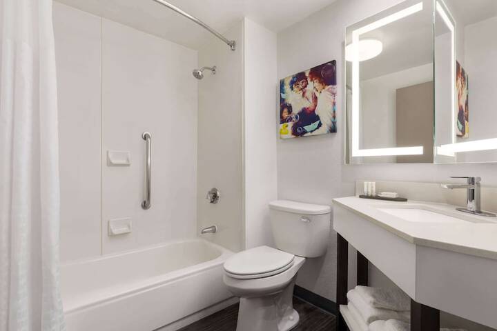 La Quinta Inn & Suites by Wyndham Cleveland Airport West