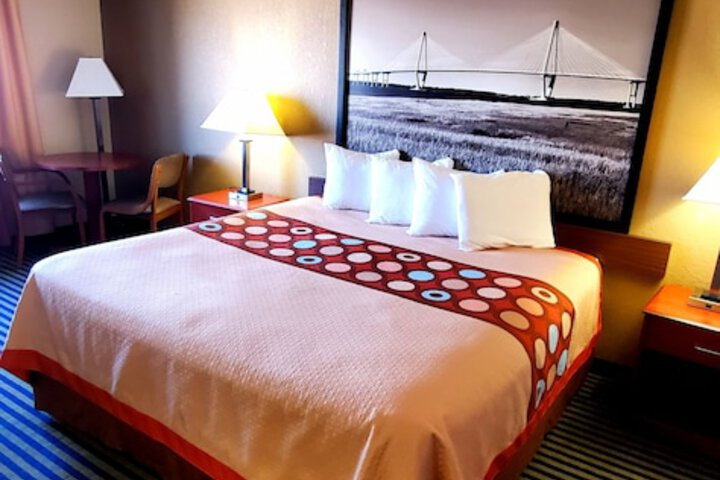 Super 8 by Wyndham Marshalltown