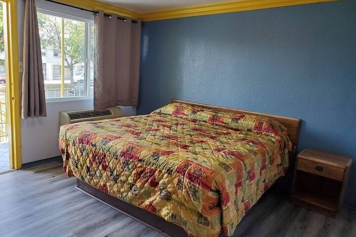 Room 5 of 10