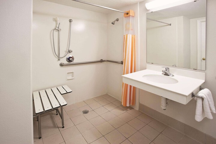 Room 12 of 16