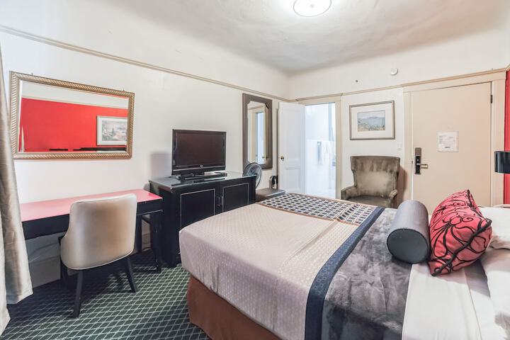 Room 32 of 68
