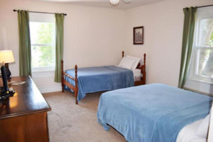 Main Street Suite House- 5 bedrooms