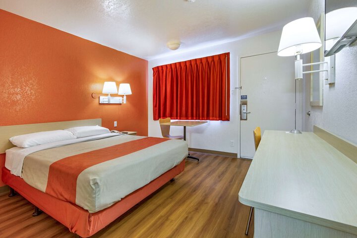 Room 27 of 32