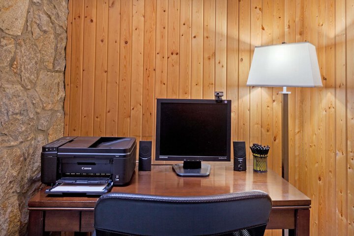 Business Center 32 of 38