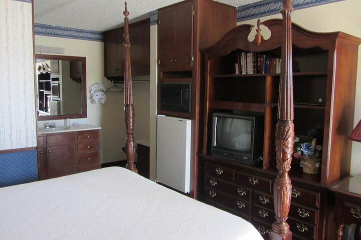Warrick Plaza Inn