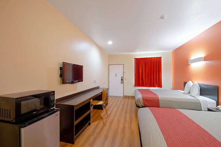 Motel 6 Rhome TX