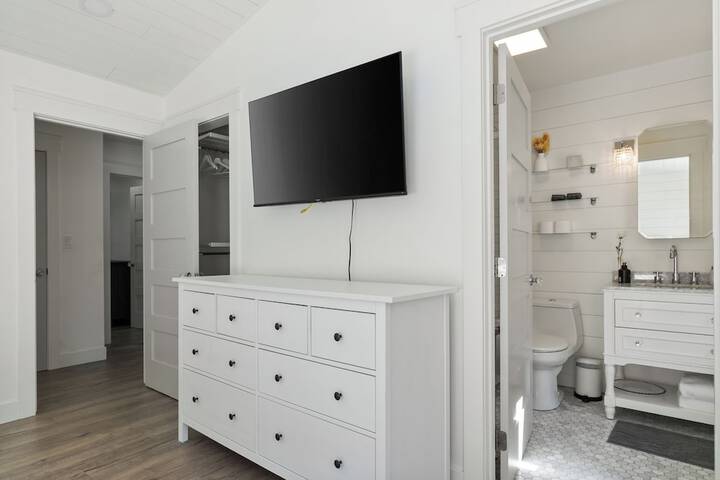 Serene 5BR Farmhouse Retreat Shoreline