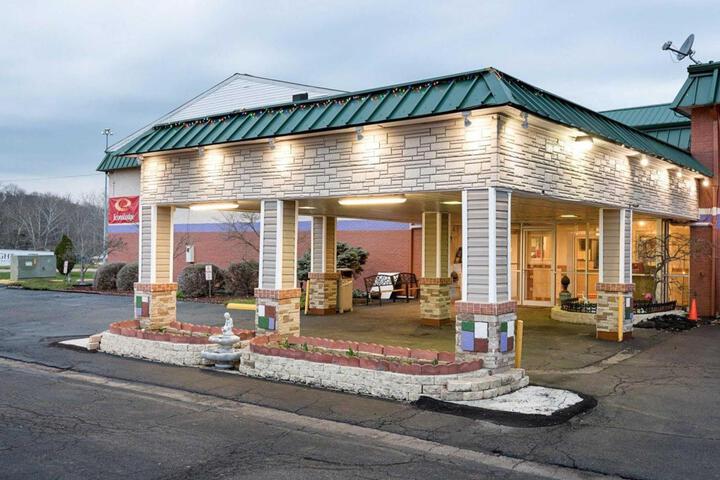 Econo Lodge Inn and Suites