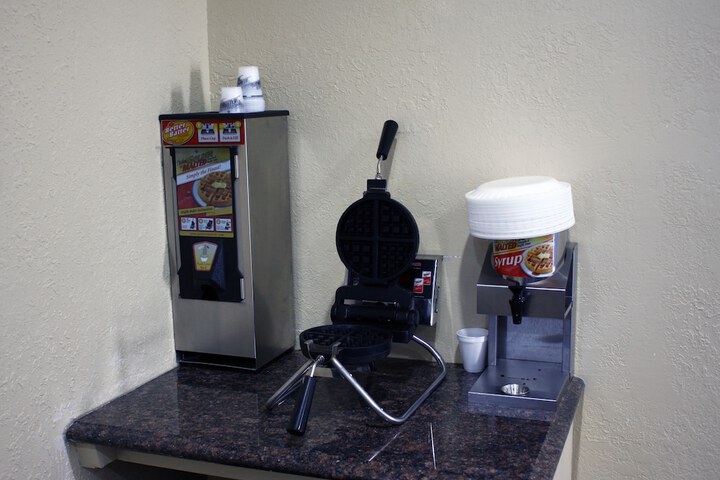 Super 8 by Wyndham Jamestown